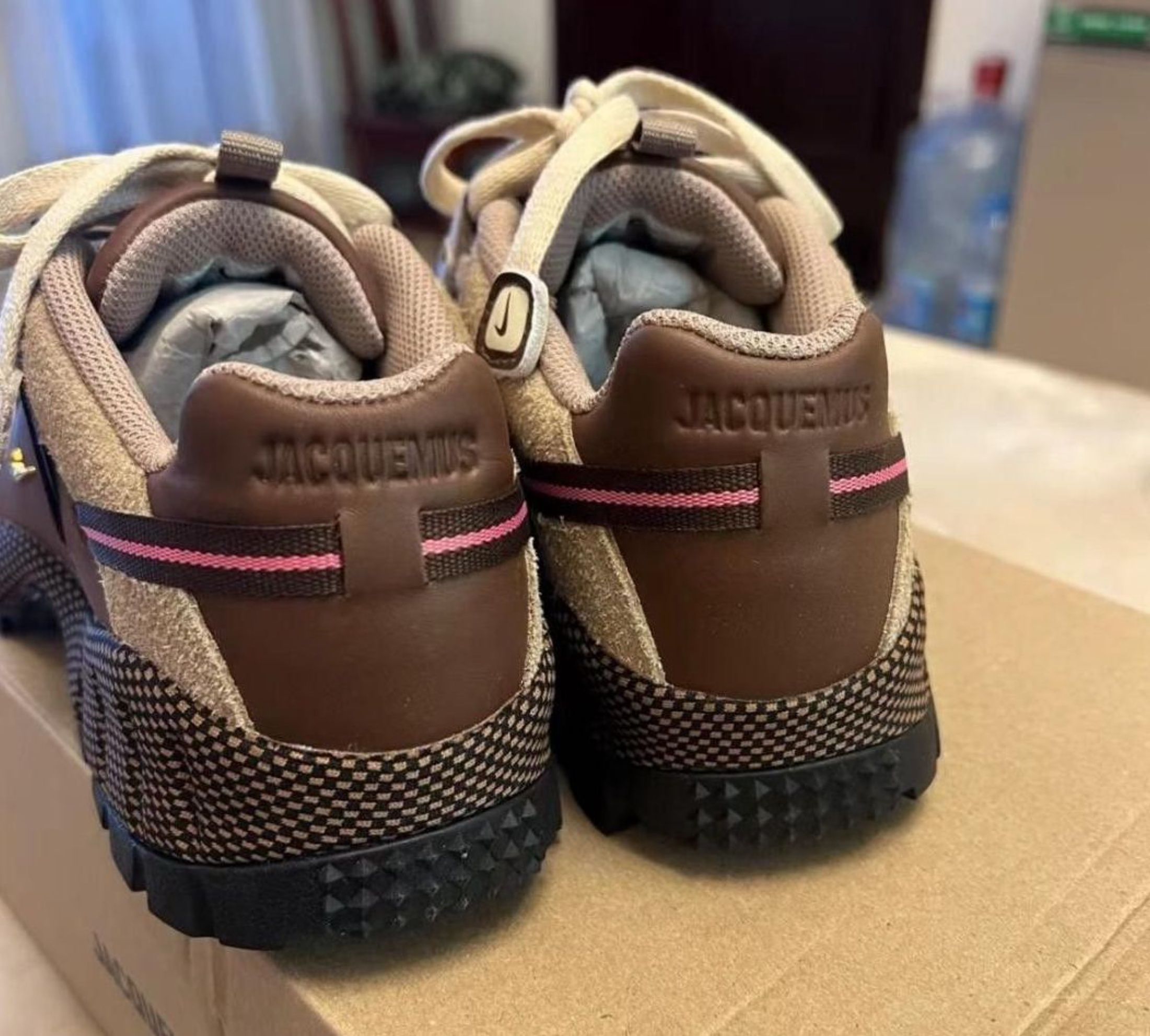 Jacquemus x Nike Air Human LX Fashion Sneakers Brown 's (Category: Sneakers) located in Singapore. Submitted by coolforestyy (Listing ID 1458540538, Image 5). Description: ━━━ Nike Store ━━━ Jacquemus x Nike Air Human LX Fashion Sneakers Brown 's ◆ Condition: Brand New ◆ Shipping: J&T / Ninja Van (Free) ◆ Payment: Cash on Delivery ━━━━━━━━━━━━━━━━ 📋 Order Process 1. Place order 2. ~3 days photo confirmation 3. Ship after your approval 4. Pay on 
