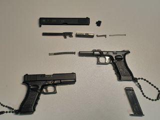 KEYCHAIN CANNOT SHOOT 1:3 Glock 19 John Wick Glock G17 Desert Eagle Taran Tactical G34 Kriss Gun Model Gift New Pistol Keychain Gift Mini Glock Shape Mini Metal PUBG CS:GO Valorant Beretta 92F Colt Kimber M1911 Rifle Nerf Boy
