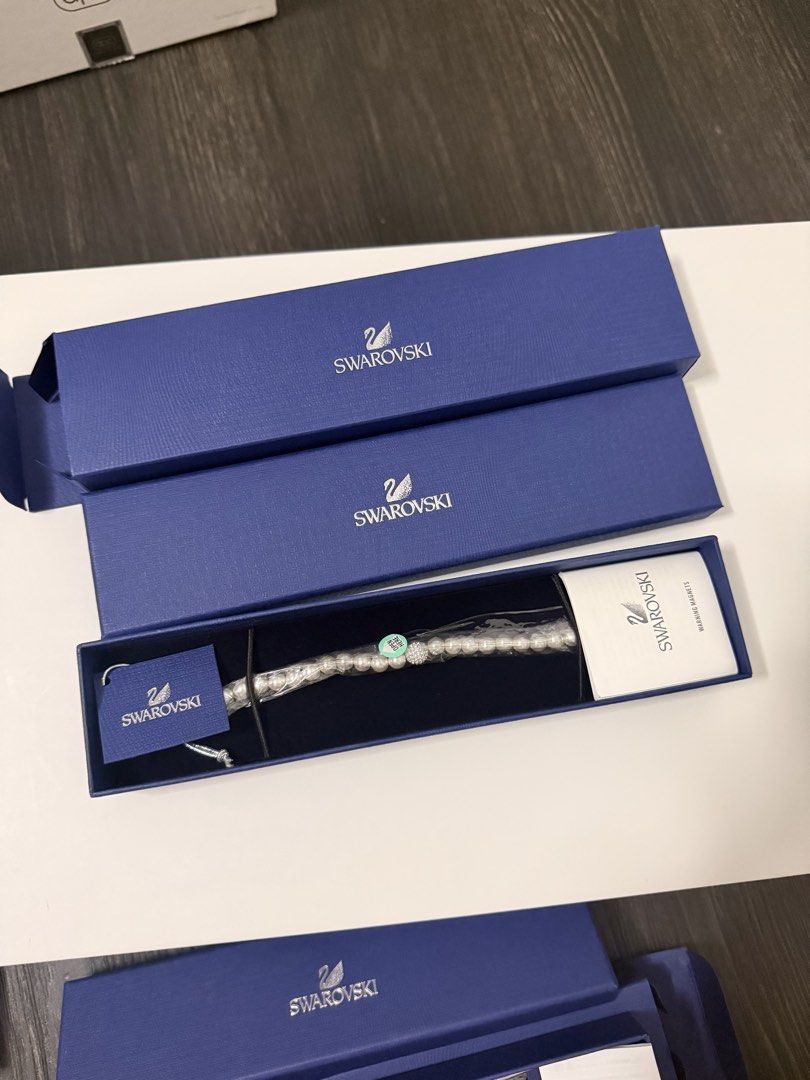 Swarovski 5365736 Crystalite Rhodium Plated Strand Bracelet 17.7cm (Category: Bracelets) located in Singapore. Submitted by Bonnnnnnn (Listing ID 1458659233, Image 3). Description: - Swarovski magnetic bracelet that can be connected and worn as a necklace or chocker - Length: 17cm - Comes with original box and authenticity card.
