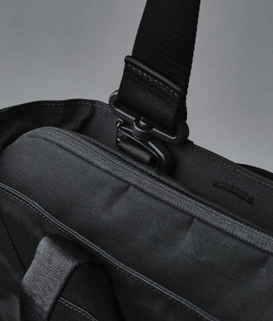ALPAKA METRO TOTE STRAP ( BLACK AXOFLUX 210D ) (Category: Sling Bags) located in Singapore. Submitted by hadytoshi07 (Listing ID 1453659822, Image 3). Description: BRAND NEW IN PACKAGING.