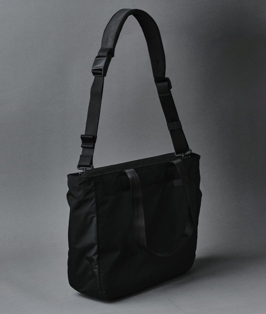 ALPAKA METRO TOTE STRAP ( BLACK AXOFLUX 210D ) (Category: Sling Bags) located in Singapore. Submitted by hadytoshi07 (Listing ID 1453659822, Image 2). Description: BRAND NEW IN PACKAGING.
