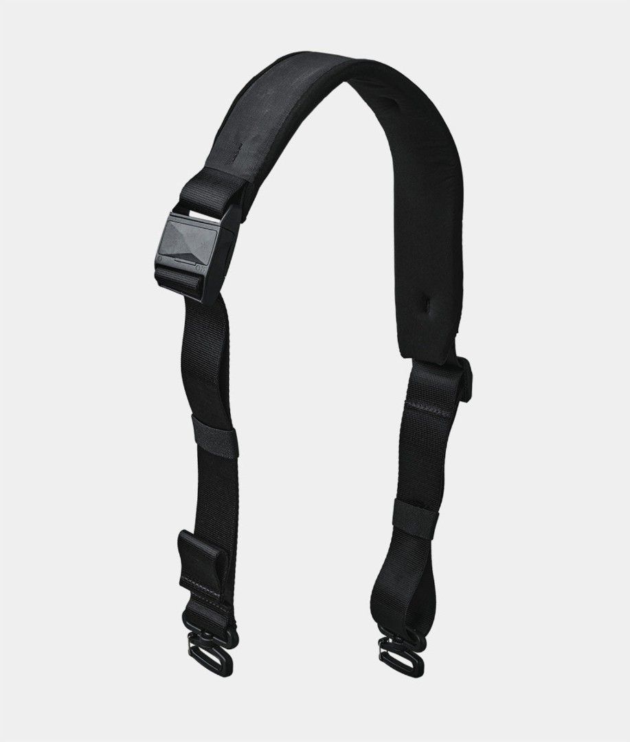 ALPAKA METRO TOTE STRAP ( BLACK AXOFLUX 210D ) (Category: Sling Bags) located in Singapore. Submitted by hadytoshi07 (Listing ID 1453659822, Image 1). Description: BRAND NEW IN PACKAGING.