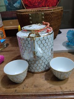 1950s Chinese Porcelain Teapot and Cups Set