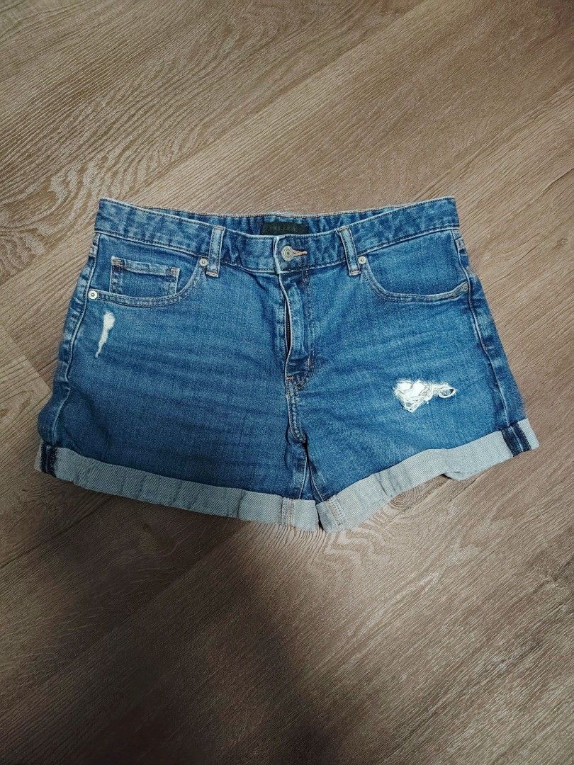 UNIQLO Women's Denim Shorts Size 27 (Category: Shorts) located in Singapore. Submitted by us6865 (Listing ID 1454335929, Image 1). Description: - Brand: UNIQLO - Color: Blue Denim - Style: Shorts - Features: Cuffed hems, distressed front details - Material: Cotton blend with spandex for stretch - Origin: Made in Bangladesh - Occasion: Casual wear.