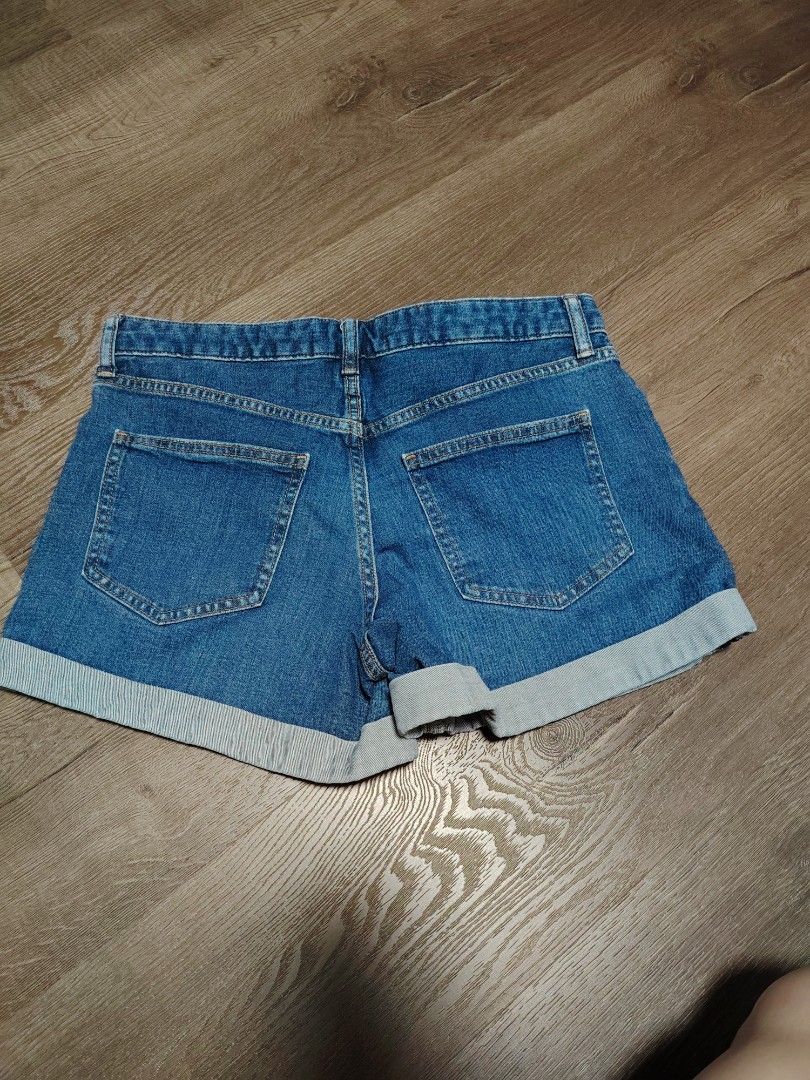 UNIQLO Women's Denim Shorts Size 27 (Category: Shorts) located in Singapore. Submitted by us6865 (Listing ID 1454335929, Image 2). Description: - Brand: UNIQLO - Color: Blue Denim - Style: Shorts - Features: Cuffed hems, distressed front details - Material: Cotton blend with spandex for stretch - Origin: Made in Bangladesh - Occasion: Casual wear.
