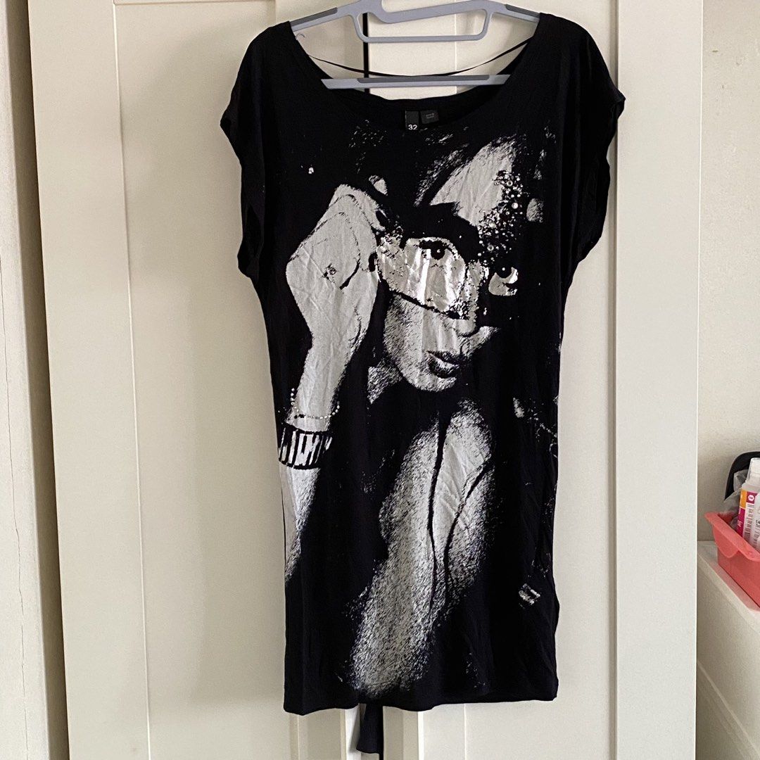 H&M Black Graphic Tee *y2k style (Category: Blouses) located in Singapore. Submitted by shopsundayx (Listing ID 1454376339, Image 1). Description: .
