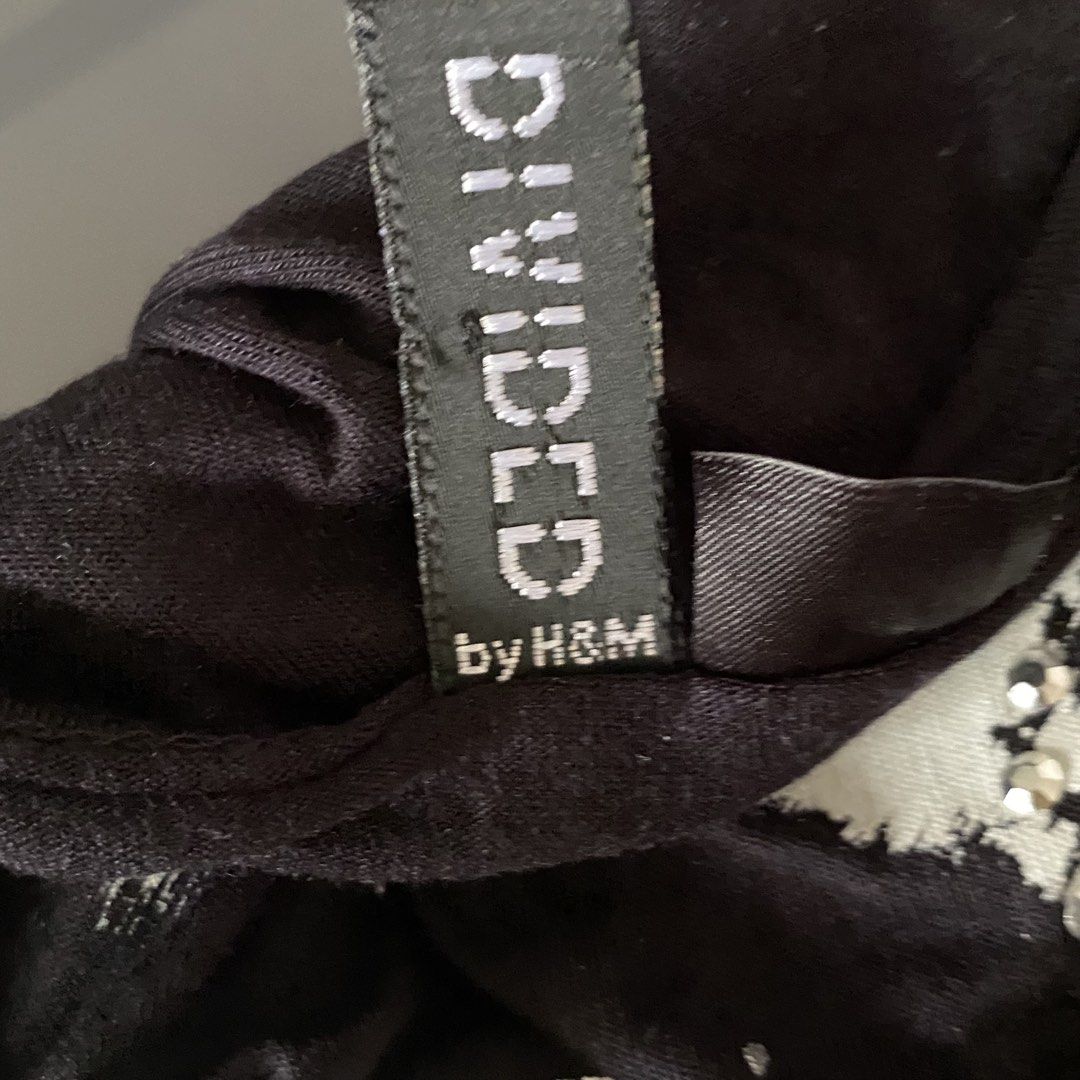 H&M Black Graphic Tee *y2k style (Category: Blouses) located in Singapore. Submitted by shopsundayx (Listing ID 1454376339, Image 3). Description: .