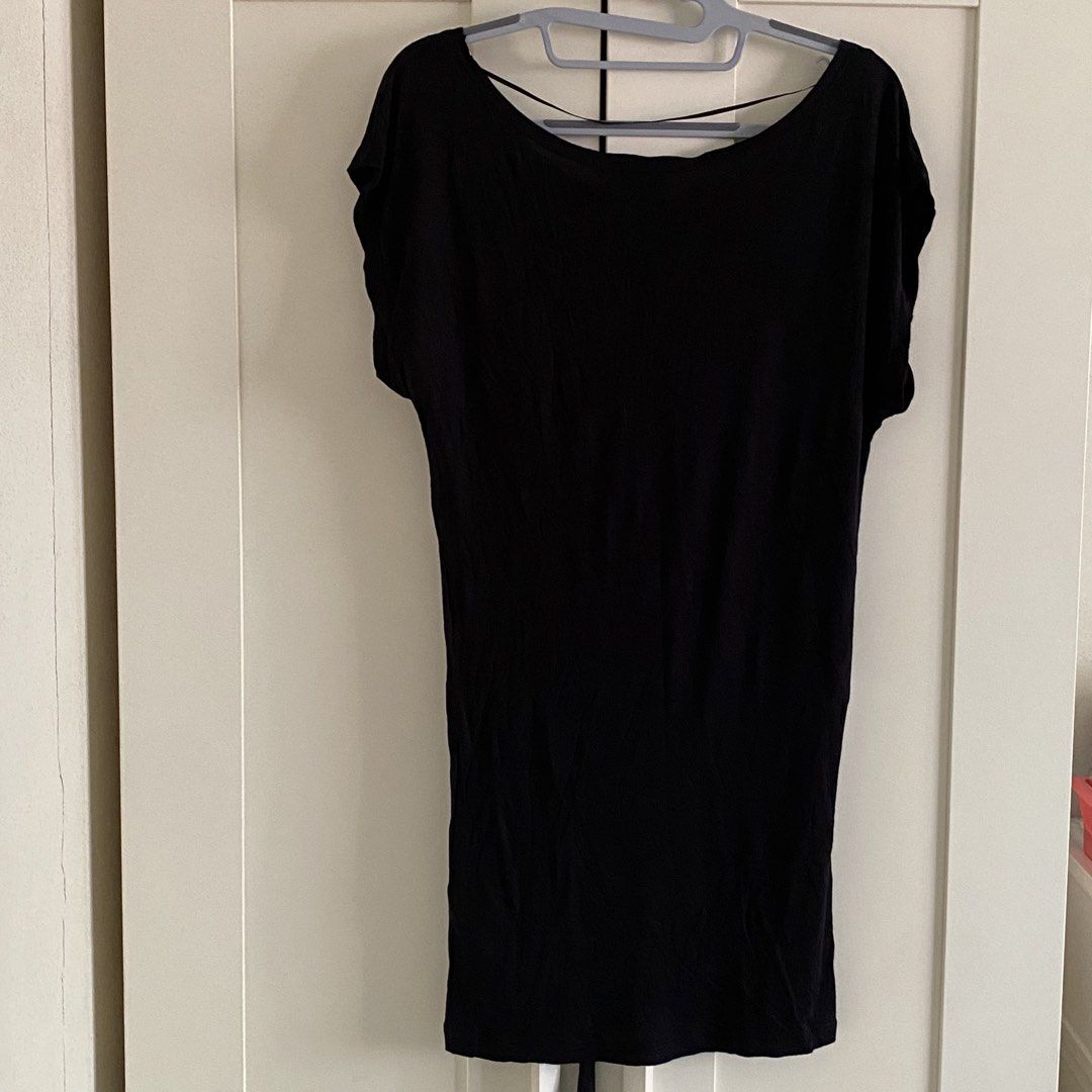 H&M Black Graphic Tee *y2k style (Category: Blouses) located in Singapore. Submitted by shopsundayx (Listing ID 1454376339, Image 4). Description: .