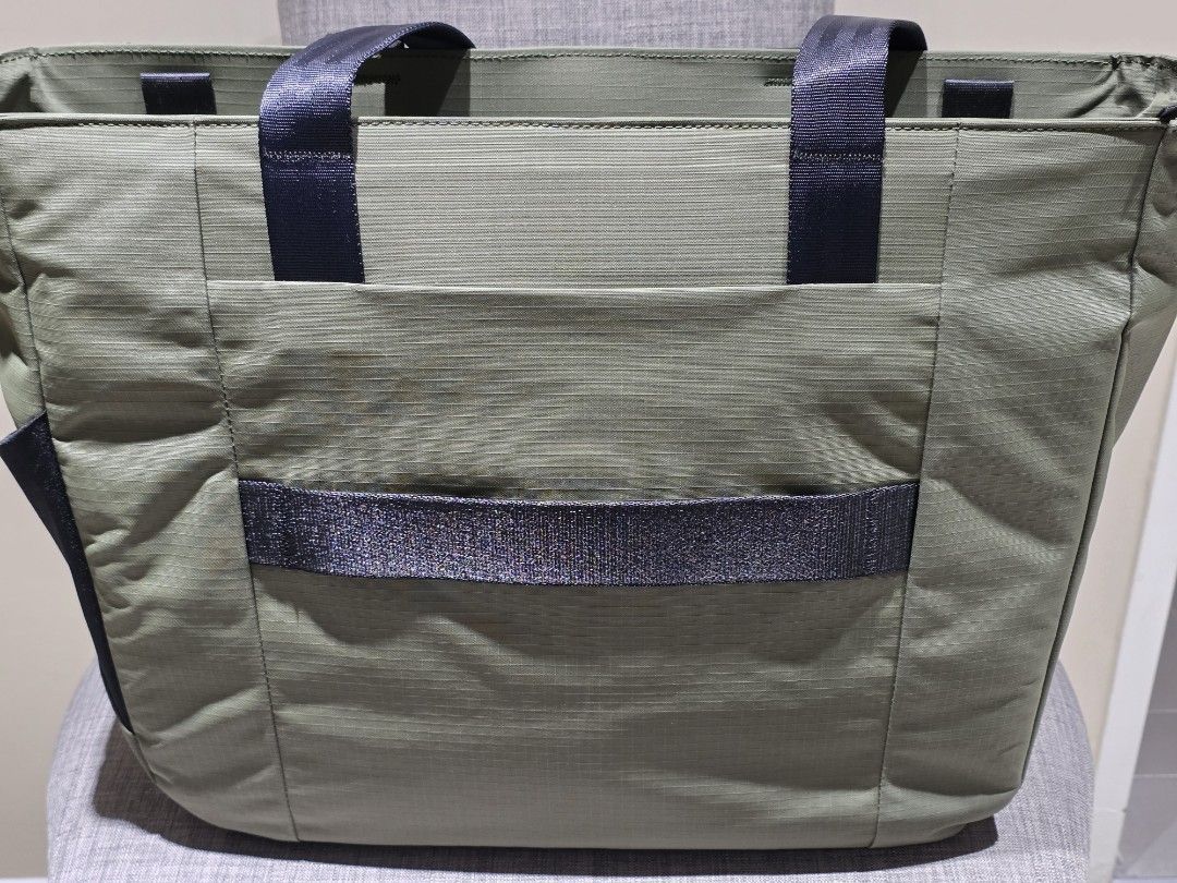 ALPAKA METRO TOTE ( 14L ) (Category: Backpacks) located in Singapore. Submitted by hadytoshi07 (Listing ID 1453581115, Image 9). Description: GREEN AXOFLUX 210D 10/10 EXCELLENT CONDITION.