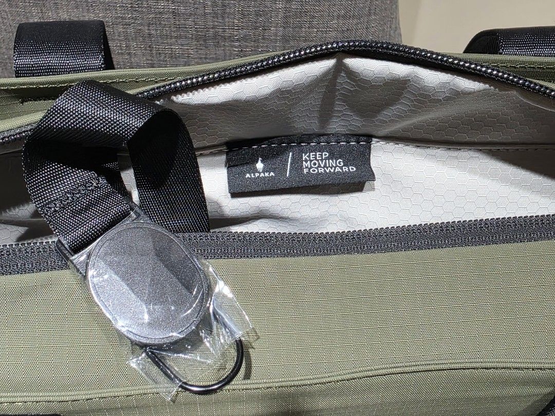 ALPAKA METRO TOTE ( 14L ) (Category: Backpacks) located in Singapore. Submitted by hadytoshi07 (Listing ID 1453581115, Image 10). Description: GREEN AXOFLUX 210D 10/10 EXCELLENT CONDITION.