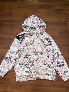 This Minnie Mouse printed hoodie is white and pink, with a loose fit and drawstring.