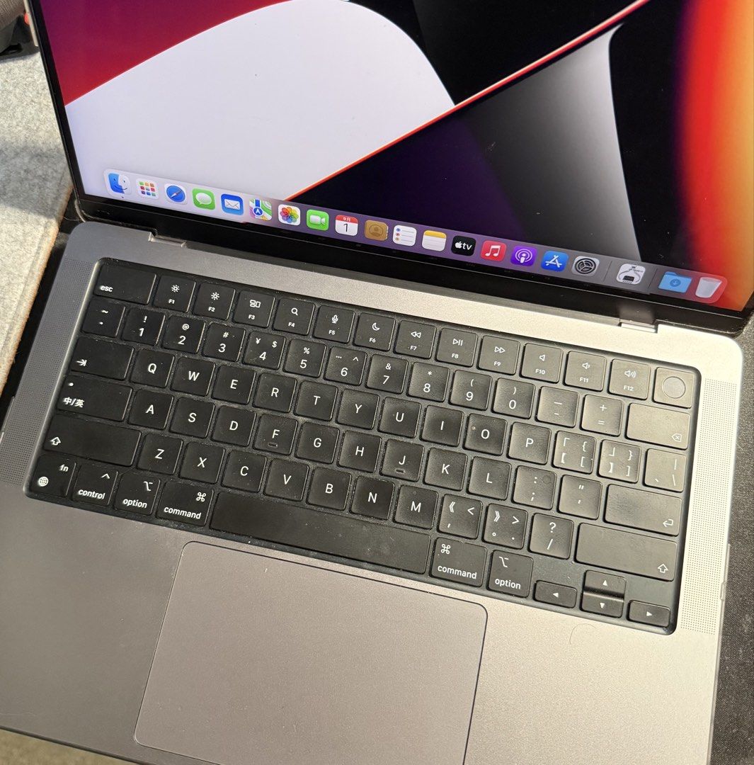 Apple MacBook Pro 14-inch M1 Pro 16GB RAM 2021 (Category: Laptops & Notebooks) located in Singapore. Submitted by cchen1207 (Listing ID 1459011389, Image 3). Description: - 2021 14-inch MacBook Pro - Apple M1 Pro Chip - 16GB RAM - macOS Ventura 13.0.1 - Battery Cycle Count: 121 - Battery Maximum Capacity: 83% - Ideal for work and everyday tasks - No stretch, got case since day 1.