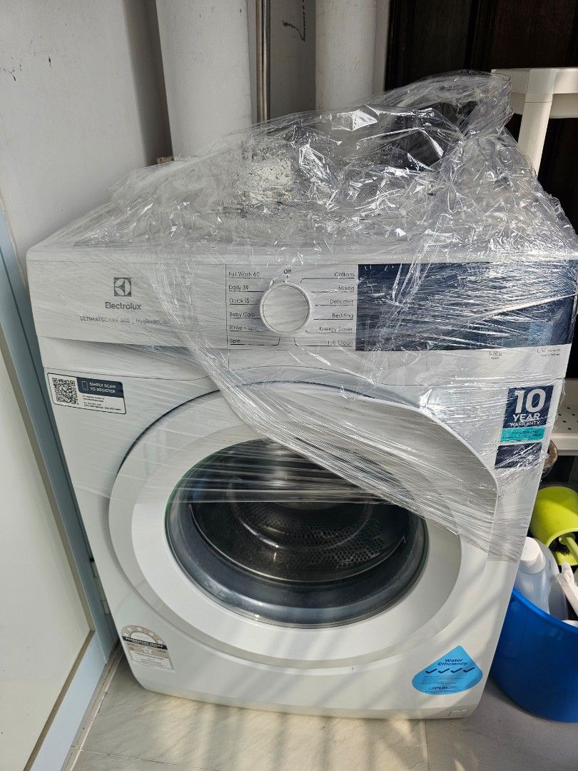 Electrolux Ultimatecare 300 8kg Washing Machine (Category: Washing Machines and Dryers) located in Singapore. Submitted by ripebananas (Listing ID 1458907964, Image 1). Description: lightly used by a single user with no defects 2.5 year old washing machine self collect at telok blangah.